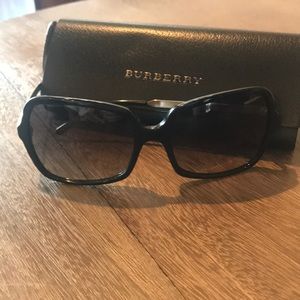 Burberry sunglasses - black